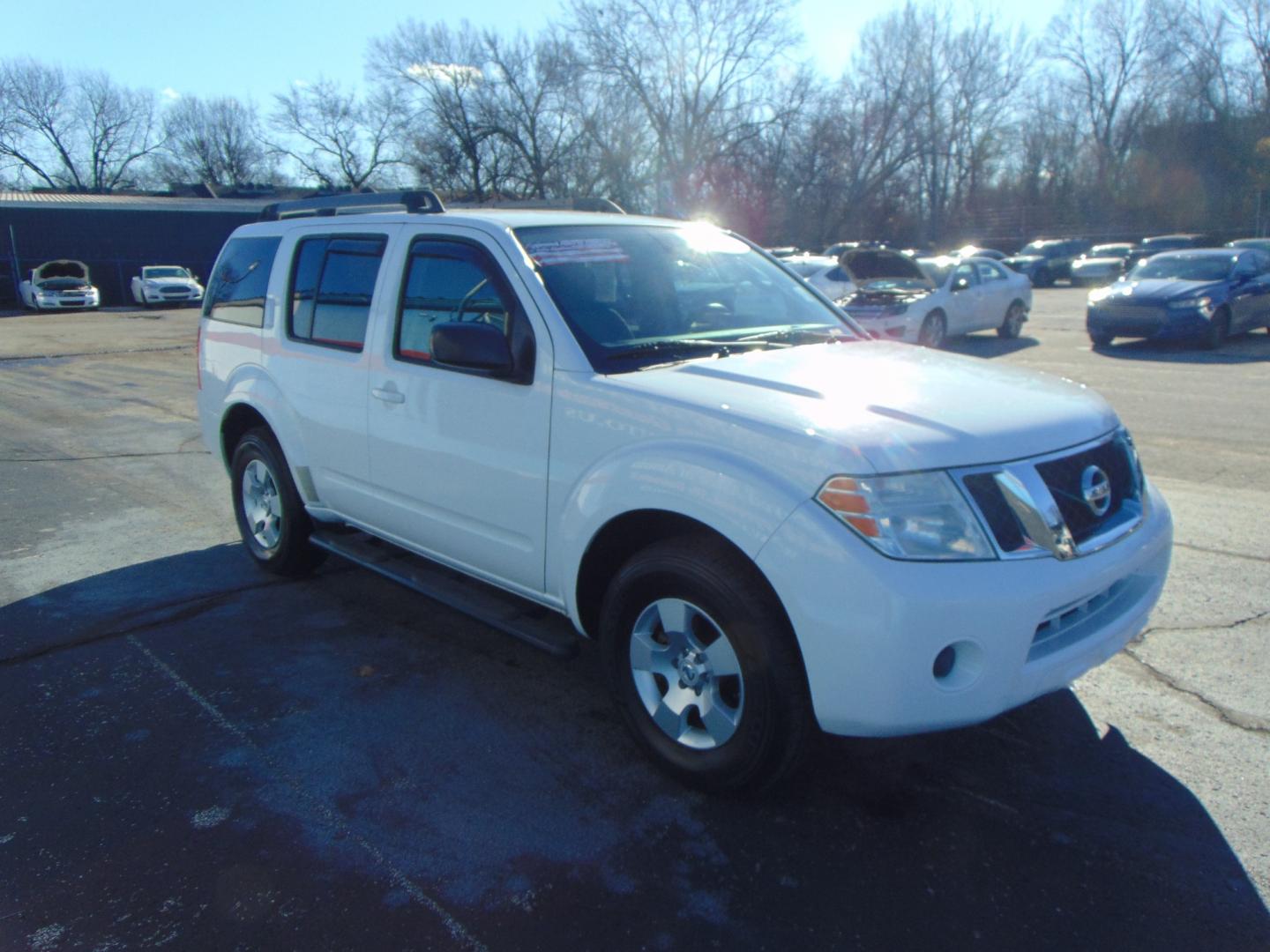 2010 White Nissan Pathfinder (5N1AR1NN7AC) with an V6 4.0 Liter engine, Automatic, 5-Spd w/Overdrive transmission, located at 2105 Dixie Hwy, Louisville, KY, 40210, (502) 772-3333, 38.220932, -85.795441 - Photo#5